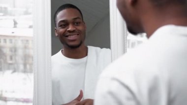 Yüzüne dokunan Afrikalı bir adam.