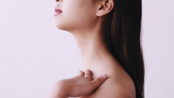 Frumusețe îngrijire piele detoxifiere femeie asiatică atingând gâtul — Videoclip de stoc