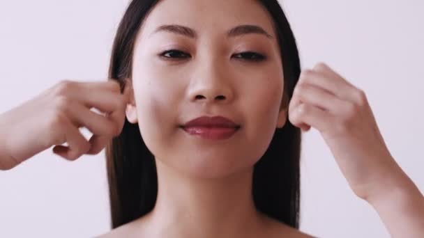 Asia perawatan wajah wanita pijat menyentuh wajah — Stok Video