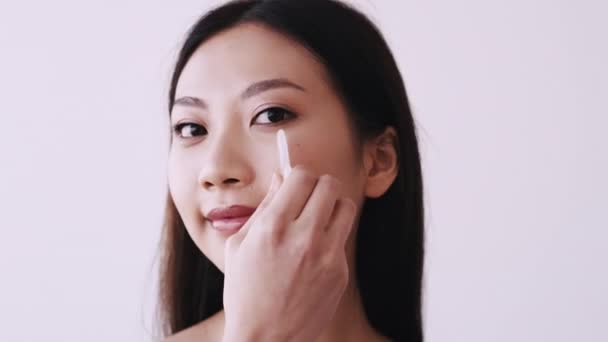 Gua sha masáž asijské péče o pokožku žena tvář křemen — Stock video