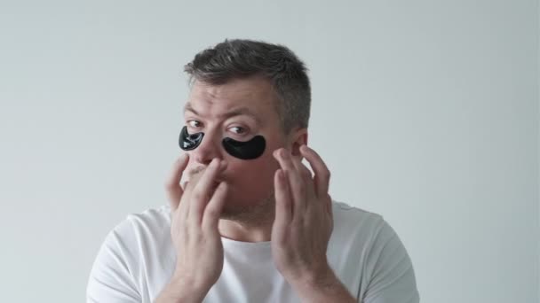 Cuidado de la piel masculina tratamiento facial hombre parches para los ojos — Vídeos de Stock