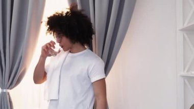 Su dengesi, yeni başlangıçtaki adam camdan içiyor.