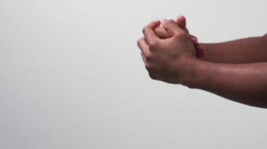 El bakımı cilt nemlendirici adam avuçlarını ovuyor.