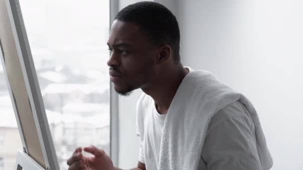 Pria skincare jerawat masalah african menyentuh wajah — Stok Video