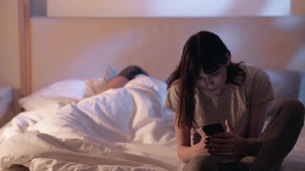 İnternet kaygısı gecesi uykusuzluk çeken kadın telefon yatağı — Stok video