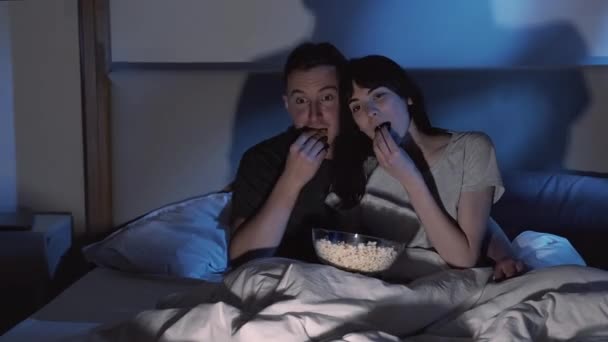 Casal filme noite lazer em casa assistindo tv na cama — Vídeo de Stock