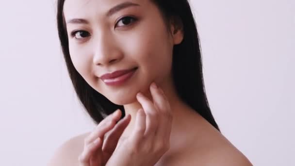 Ázsiai szépség arc bőrápolás mosolygó női arc — Stock videók