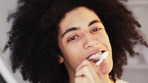 口腔保健男子刷牙洁白 — 图库视频影像