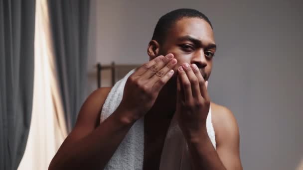 Mężczyzna pielęgnacja twarzy Afryki facet taniec dotykanie twarzy — Wideo stockowe
