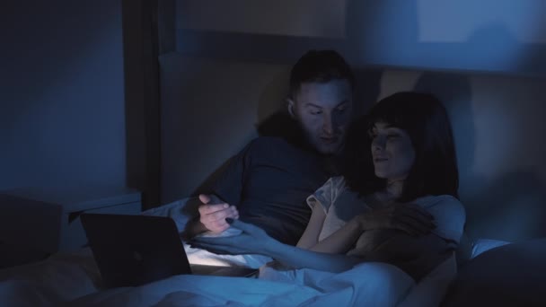 Pár egyet nem értés éjszaka veszekedés laptop az ágyban — Stock videók
