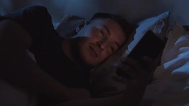 Gece online uyku alışkanlığı telefon kullanan rahat bir adam
