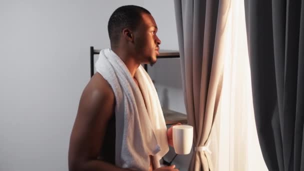 Утренняя рутина счастливый африканский мужчина пьет кофе — стоковое видео