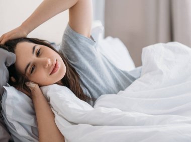 Sabah istirahatı, hafta sonu istirahat, huzurlu kadın yatağı.