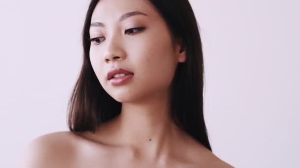 Азіатська краса догляд за шкірою китайська жінка торкається обличчя — стокове відео