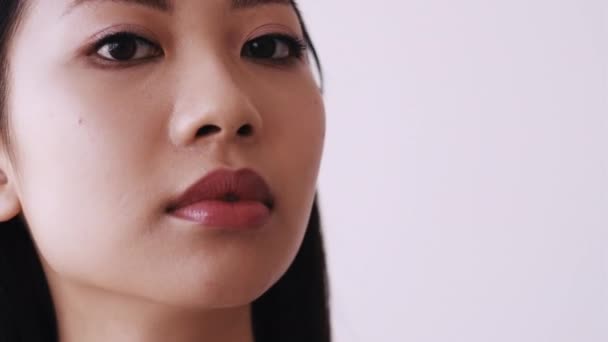 Azjatyckie piękno skóra pielęgnacja kobieta twarz z nagie makijaż — Wideo stockowe
