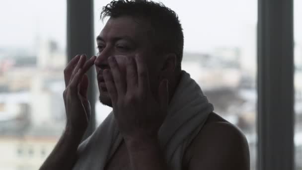 Cuidado de la piel masculina tratamiento facial hombre aplicar crema — Vídeos de Stock