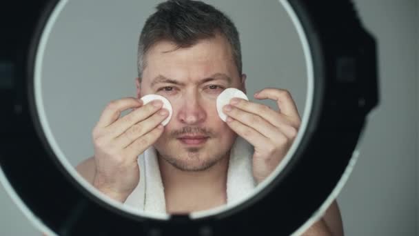 Cuidado de la piel masculina tratamiento facial hombre tónico de limpieza — Vídeo de stock