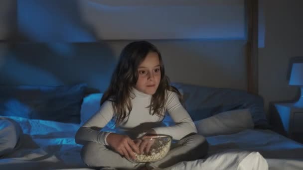 Filme tardio criança casa lazer menina assistindo tv cama — Vídeo de Stock