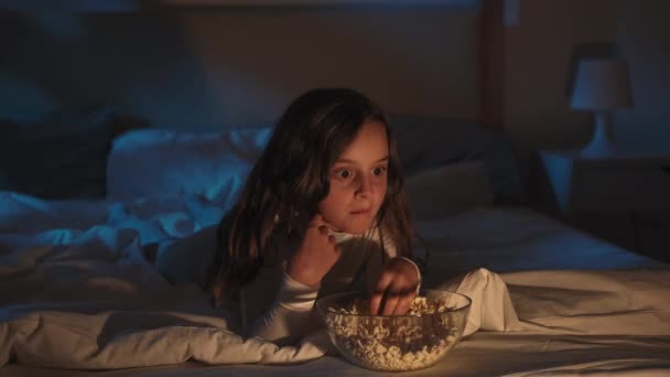 Noche película asustado niña viendo horror tv — Vídeo de stock