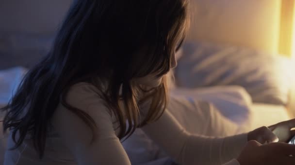 야간 비디오 게임 어린이 레저걸 핸드폰을 하는 모습 — 비디오