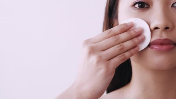Asijské péče o pleť péče o obličej žena pomocí bavlněné podložky — Stock video