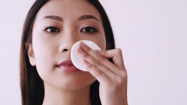 Coreana limpieza facial mujer usando algodón almohadilla — Vídeos de Stock