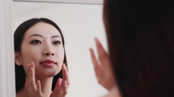 Asiatico skincare facciale massaggio donna toccare faccia — Video Stock