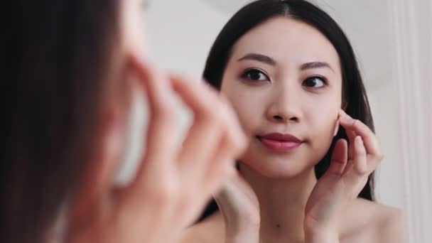 Koreaanse huidverzorging gezichtsbehandeling aziatische vrouw gezicht — Stockvideo