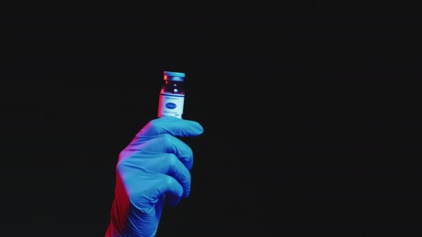 Dose da vacina da prevenção do coronavírus na mão do enfermeiro — Vídeo de Stock