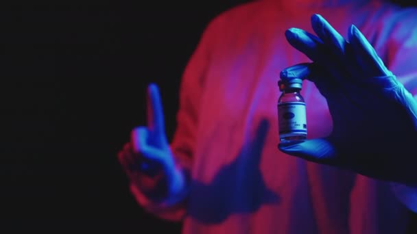 Aşı tehlikesi covid-19 doktor uyarı parmak şişesi — Stok video