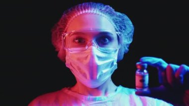 covid-19 aşısı laboratuvar teknisyeninin doz şişesini hayrete düşürdü.