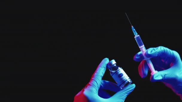 Inyección de vacuna jeringa para vial de covid-19 en las manos — Vídeo de stock