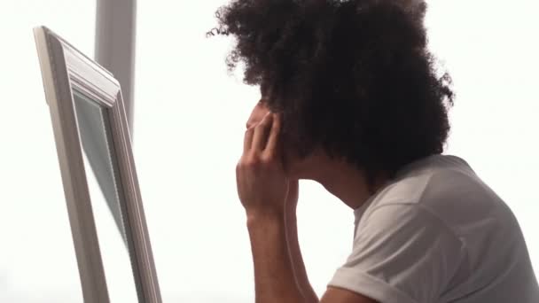 Muž péče o pleť čištění obličeje chlap pomocí bavlněné podložky — Stock video