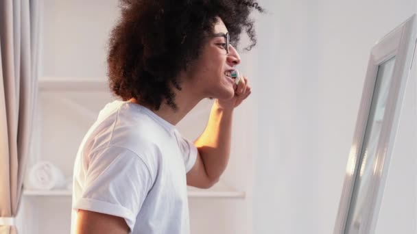Стоматологическая гигиена полости рта парень чистить зубы — стоковое видео
