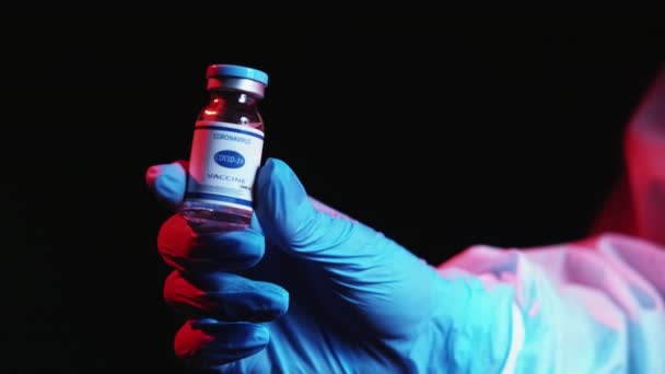 Koronavírus elleni védőoltást tartalmazó injekciós üveg — Stock videók