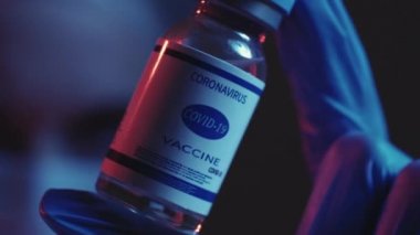 Coronavirus aşısı covid-19 aşı şişesi.