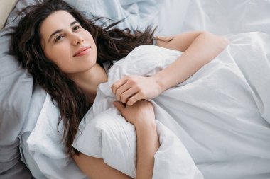 Rahat bir hafta sonu tatili, hayal kuran kadın yatağı.