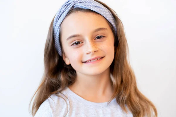 Gyerek portré boldog gyermekkor mosolygós lány arc — Stock Fotó