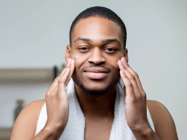 Mann Gesichtspflege Haut feuchtigkeitsspendende Creme auftragen — Stockfoto