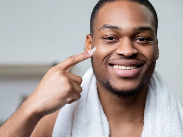 Crème homme africaine homme soins de la peau masculine sur peau foncée — Photo