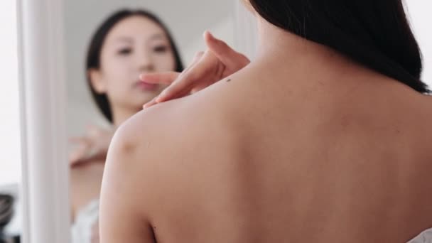 Kroppsvård hud närande kvinna applicera kräm — Stockvideo