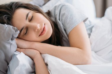 Sabah uykusu rahat hafta sonu huzurlu kadın uyuyor.