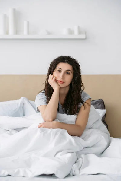 Утренняя тревога бессонница проблема скучно женщина кровать — стоковое фото