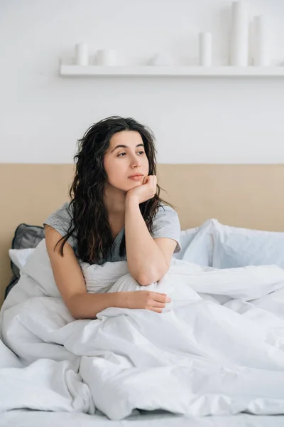 Langweiliger Morgen zu Hause Einsamkeit unglückliche Frau Bett — Stockfoto