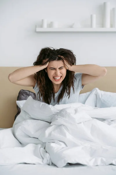 Enxaqueca manhã doente mulher sofrendo cama de dor de cabeça — Fotografia de Stock