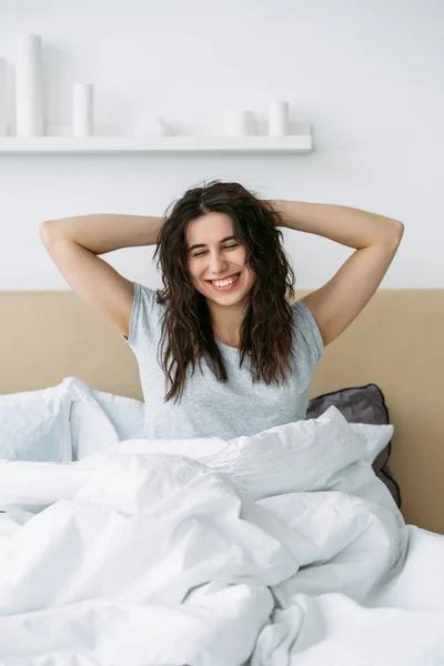 Guten Morgen Wochenende Freizeit glückliche Frau im Bett — Stockfoto