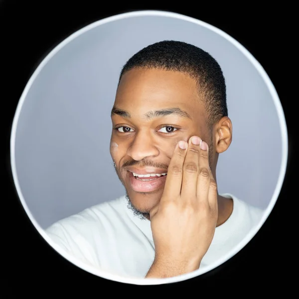 Homem cuidados faciais pele hidratante aplicando creme — Fotografia de Stock