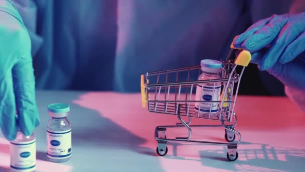 Compra da vacina covid-19 mãos cartão de compras frasco — Vídeo de Stock