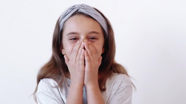 Ámulatba esett gyermek félelmetes meglepetés boldog izgatott lány — Stock videók