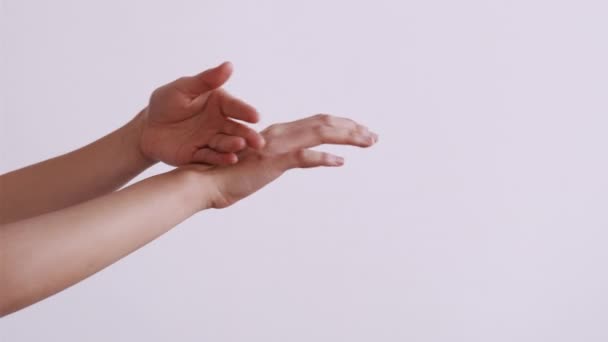 Le dita femminili di cura della pelle di mano che applicano la lozione della pelle — Video Stock